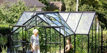 Aluminum Greenhouse vs Wooden Greenhouse: Which Is Your Better Choice?